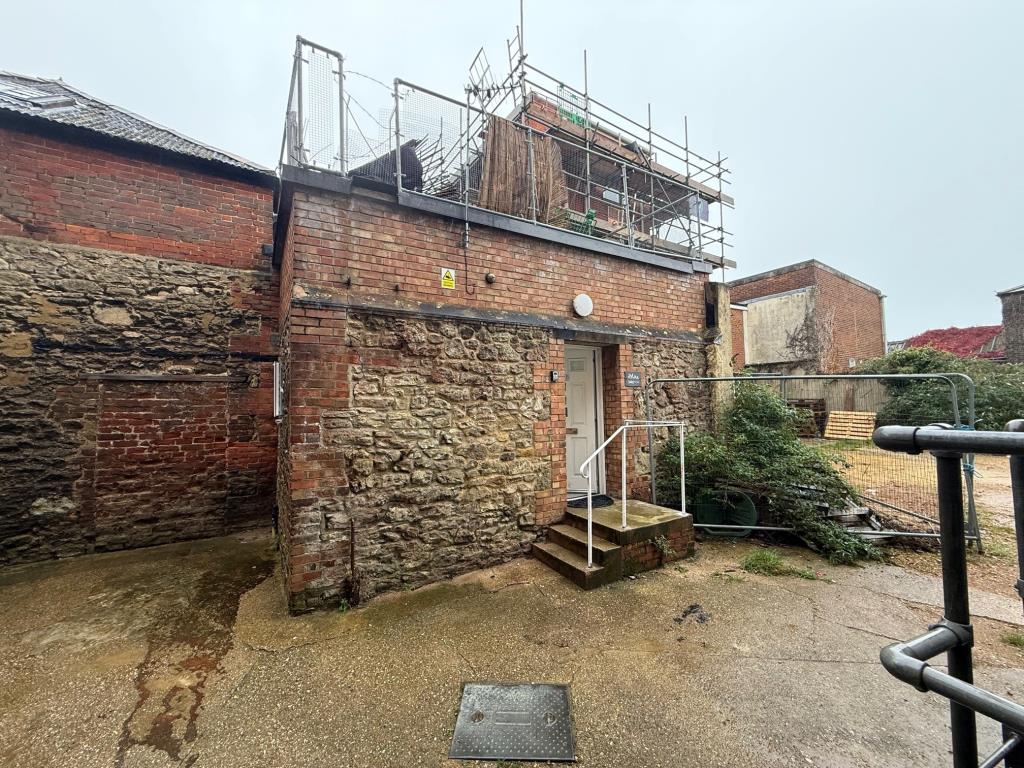 Lot: 100 - FREEHOLD MIXED COMMERCIAL AND RESIDENTIAL INVESTMENT - rear access view